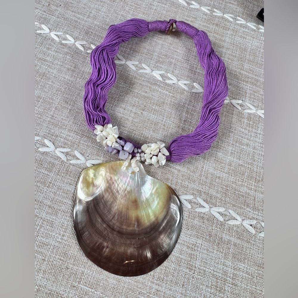 Vintage iridescent Shell Pendant Necklace 70’s
